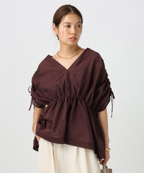 BAYFLOW（ベイフロー）の「[さらっとした着心地]Vネックギャザーブラウス（シャツ/ブラウス・レディース・ネイビー/オフホワイト/ブラウン・FREE）」の2枚目の写真