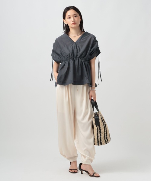 BAYFLOW（ベイフロー）の「[さらっとした着心地]Vネックギャザーブラウス（シャツ/ブラウス・レディース・ネイビー/オフホワイト/ブラウン・FREE）」の7枚目の写真