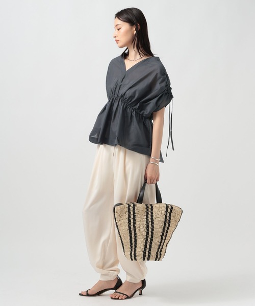 BAYFLOW（ベイフロー）の「[さらっとした着心地]Vネックギャザーブラウス（シャツ/ブラウス・レディース・ネイビー/オフホワイト/ブラウン・FREE）」の8枚目の写真