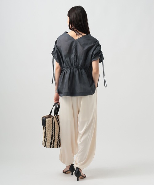 BAYFLOW（ベイフロー）の「[さらっとした着心地]Vネックギャザーブラウス（シャツ/ブラウス・レディース・ネイビー/オフホワイト/ブラウン・FREE）」の9枚目の写真