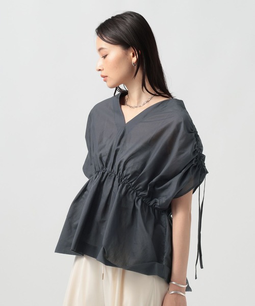 BAYFLOW（ベイフロー）の「[さらっとした着心地]Vネックギャザーブラウス（シャツ/ブラウス・レディース・ネイビー/オフホワイト/ブラウン・FREE）」の11枚目の写真