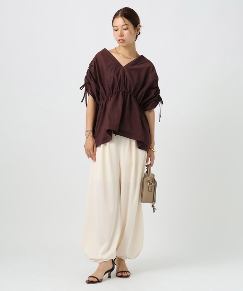 BAYFLOW（ベイフロー）の「[さらっとした着心地]Vネックギャザーブラウス（シャツ/ブラウス・レディース・ネイビー/オフホワイト/ブラウン・FREE）」の14枚目の写真