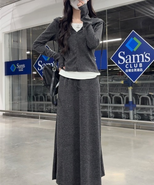 AMAJI(アマジ)の「フード付き ジップアップ フェイクレイヤード トップス × スカート セットアップ(セットアップ・レディース・グレー・SMALL/MEDIUM/LARGE)」の3枚目の写真