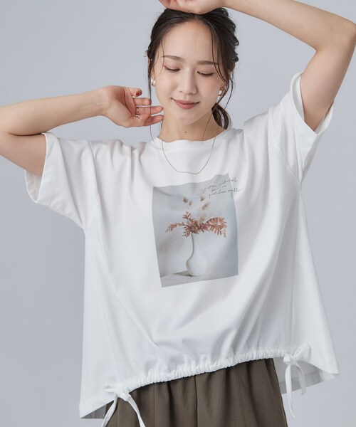 SHOO・LA・RUE(シューラルー)の「【洗濯機可/体型カバー】プリントデザインが目を惹く 裾シャーリングTシャツ(Tシャツ/カットソー・レディース・ホワイト/ライトブルー/ダークグレー・00)」の2枚目の写真