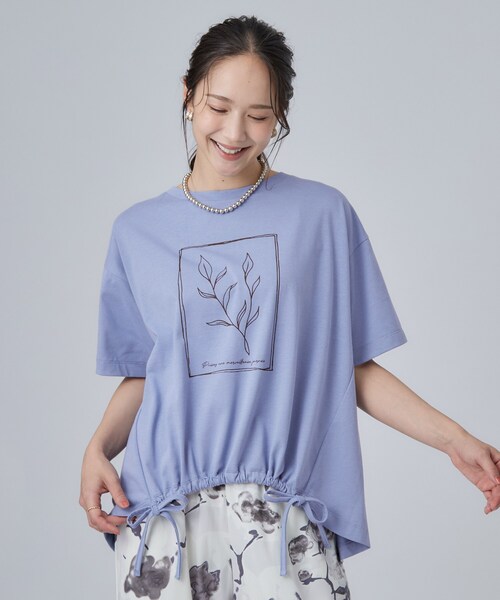SHOO・LA・RUE(シューラルー)の「【洗濯機可/体型カバー】プリントデザインが目を惹く 裾シャーリングTシャツ(Tシャツ/カットソー・レディース・ホワイト/ライトブルー/ダークグレー・00)」の15枚目の写真