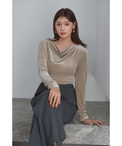 Her lip to(ハーリップトゥー)の「Velour Drape Neck Top(Tシャツ/カットソー・レディース・ベージュ/ブラック・S/M)」の1枚目の写真