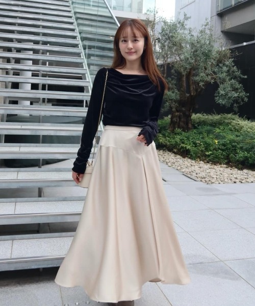 Her lip to(ハーリップトゥー)の「Velour Drape Neck Top(Tシャツ/カットソー・レディース・ベージュ/ブラック・S/M)」の2枚目の写真