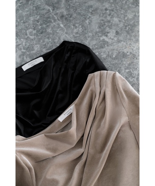 Her lip to(ハーリップトゥー)の「Velour Drape Neck Top(Tシャツ/カットソー・レディース・ベージュ/ブラック・S/M)」の13枚目の写真