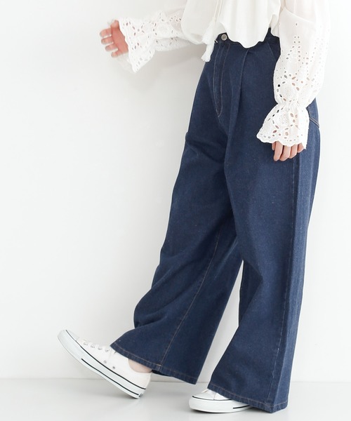 merlot(メルロー)の「ハイウエストタックデニムワイドパンツ540-5527/052-7405(デニムパンツ)」|ネイビー