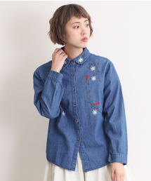 MERLOT（メルロー）の「襟胸元フラワー刺繍ダンガリーシャツ4980