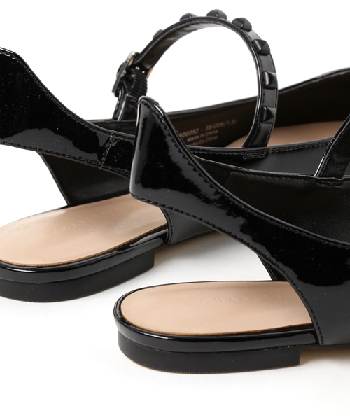 CHARLES & KEITH(チャールズ & キース)の「スタッズディテールメリージェーン / STUD-DETAIL MARY JANES(サンダル・レディース・ブラック/ホワイト/レッド・23.5cm/24.5cm/23cm/24cm/22.5cm)」の6枚目の写真