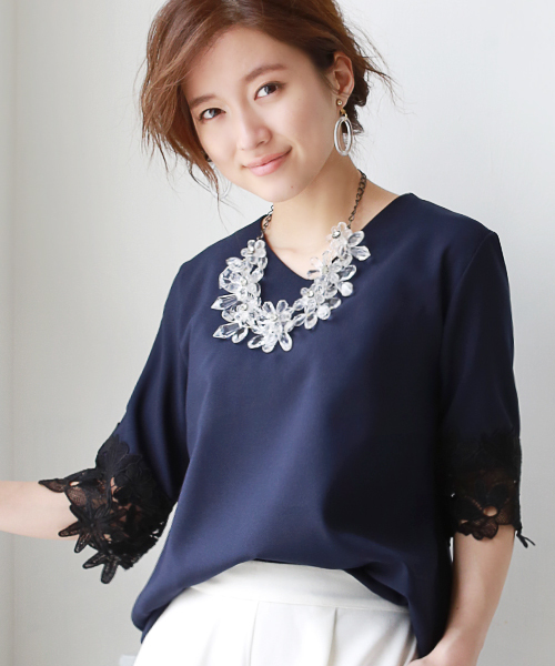 REAL CUBE(リアルキューブ)の「REAL CUBE とろみVネックレーススリーブトップス(Tシャツ/カットソー・レディース・ネイビー/オフホワイト/ブルー/ベージュ・40/38)」の4枚目の写真