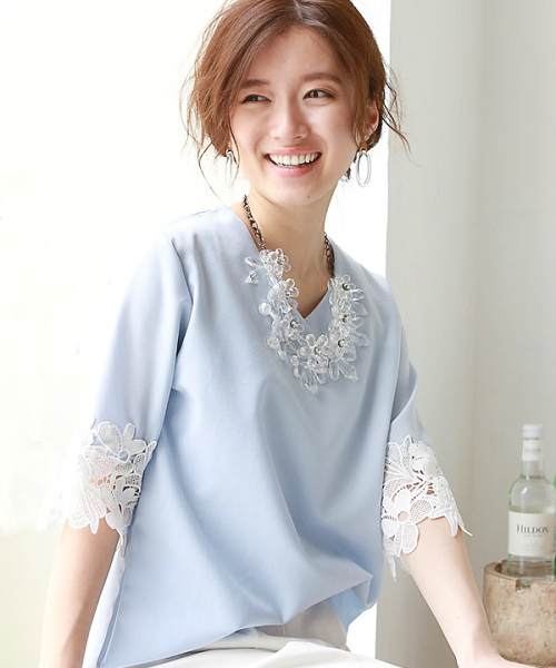 REAL CUBE(リアルキューブ)の「REAL CUBE とろみVネックレーススリーブトップス(Tシャツ/カットソー・レディース・ネイビー/オフホワイト/ブルー/ベージュ・40/38)」の1枚目の写真