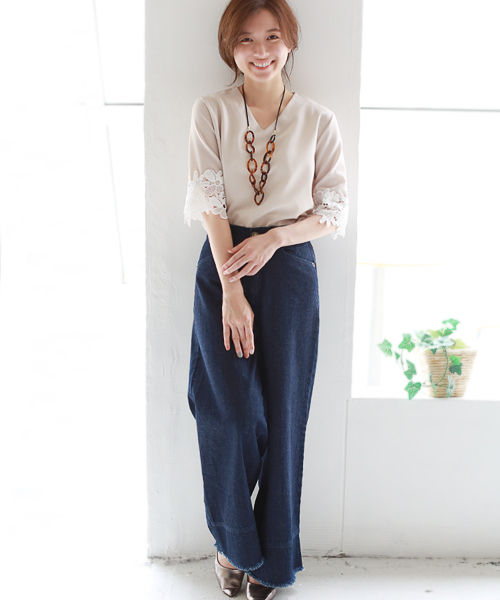 REAL CUBE(リアルキューブ)の「REAL CUBE とろみVネックレーススリーブトップス(Tシャツ/カットソー・レディース・ネイビー/オフホワイト/ブルー/ベージュ・40/38)」の6枚目の写真