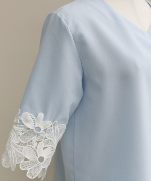 REAL CUBE(リアルキューブ)の「REAL CUBE とろみVネックレーススリーブトップス(Tシャツ/カットソー・レディース・ネイビー/オフホワイト/ブルー/ベージュ・40/38)」の10枚目の写真