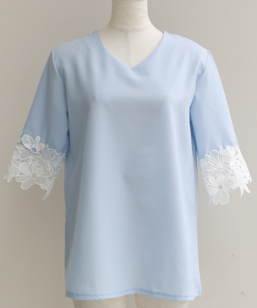 REAL CUBE(リアルキューブ)の「REAL CUBE とろみVネックレーススリーブトップス(Tシャツ/カットソー・レディース・ネイビー/オフホワイト/ブルー/ベージュ・40/38)」の7枚目の写真