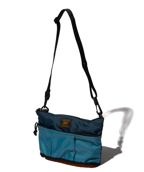 glamb(グラム)の「Dali nylon sacoche / ダリナイロンサコッシュ(ショルダーバッグ・メンズ・マルチ/ブラック・FREE)」の1枚目の写真