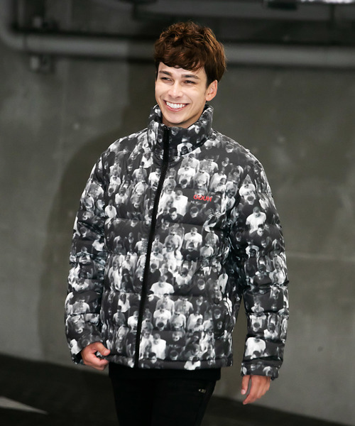 HUGO（ヒューゴ）の「リラックスフィット ダウンジャケット ウィズクラウドシーン（ダウンジャケット/コート・メンズ・グレー系その他・S/M/L/XS）」の3枚目の写真