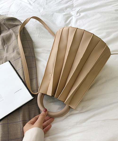 shopnikoniko（ショップニコニコ）の「ウッドハンドルプリーツバッグ（ショルダーバッグ・レディース・ブラウン/グリーン/ベージュ/ブラック・フリー）」の2枚目の写真