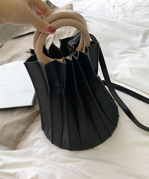 shopnikoniko（ショップニコニコ）の「ウッドハンドルプリーツバッグ（ショルダーバッグ・レディース・ブラウン/グリーン/ベージュ/ブラック・フリー）」の3枚目の写真