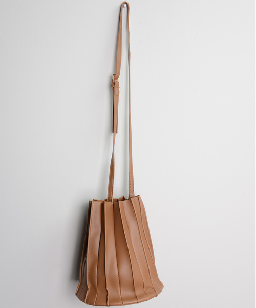 shopnikoniko（ショップニコニコ）の「ウッドハンドルプリーツバッグ（ショルダーバッグ・レディース・ブラウン/グリーン/ベージュ/ブラック・フリー）」の5枚目の写真