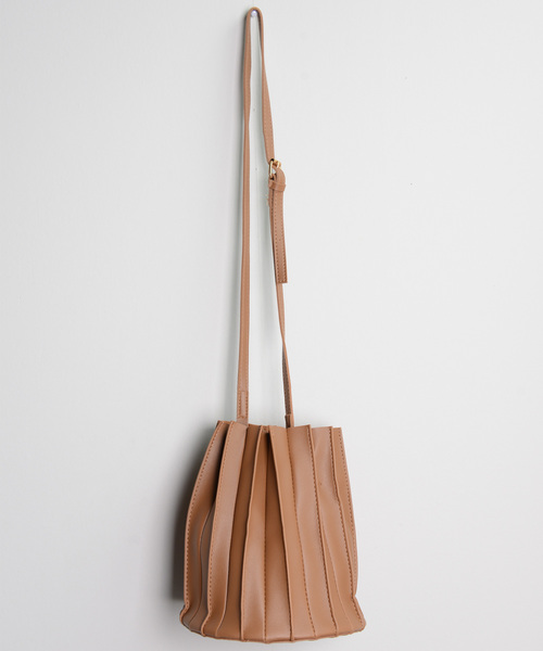 shopnikoniko（ショップニコニコ）の「ウッドハンドルプリーツバッグ（ショルダーバッグ・レディース・ブラウン/グリーン/ベージュ/ブラック・フリー）」の7枚目の写真