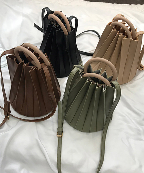 shopnikoniko（ショップニコニコ）の「ウッドハンドルプリーツバッグ（ショルダーバッグ・レディース・ブラウン/グリーン/ベージュ/ブラック・フリー）」の12枚目の写真