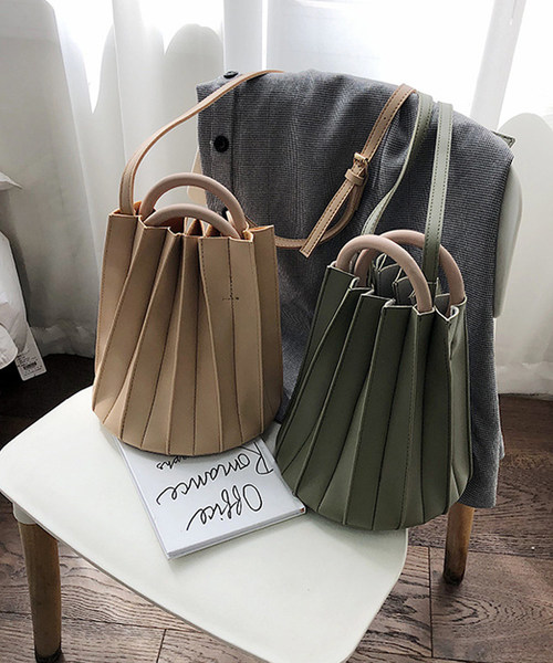 shopnikoniko（ショップニコニコ）の「ウッドハンドルプリーツバッグ（ショルダーバッグ・レディース・ブラウン/グリーン/ベージュ/ブラック・フリー）」の21枚目の写真