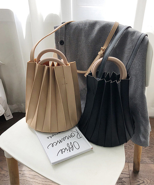 shopnikoniko（ショップニコニコ）の「ウッドハンドルプリーツバッグ（ショルダーバッグ・レディース・ブラウン/グリーン/ベージュ/ブラック・フリー）」の22枚目の写真