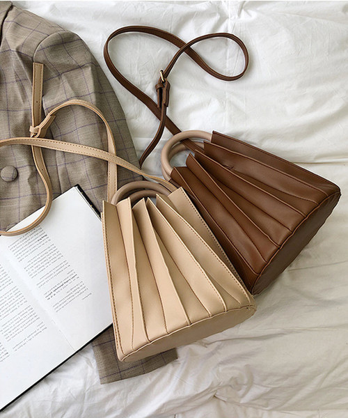 shopnikoniko（ショップニコニコ）の「ウッドハンドルプリーツバッグ（ショルダーバッグ・レディース・ブラウン/グリーン/ベージュ/ブラック・フリー）」の20枚目の写真