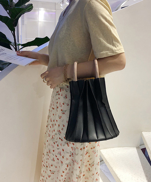 shopnikoniko（ショップニコニコ）の「ウッドハンドルプリーツバッグ（ショルダーバッグ・レディース・ブラウン/グリーン/ベージュ/ブラック・フリー）」の16枚目の写真