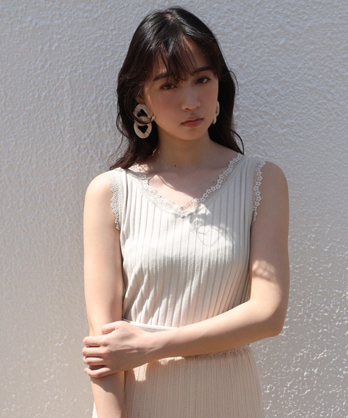 one after another NICE CLAUP(ワンアフターアナザーナイスクラップ)の「フラワーレースタンク(タンクトップ・レディース・ブラック/オフホワイト/パープル/ベージュ・FREE)」の1枚目の写真
