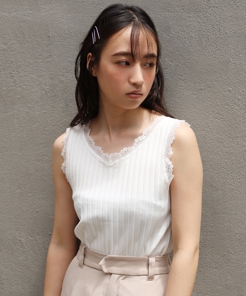 one after another NICE CLAUP(ワンアフターアナザーナイスクラップ)の「フラワーレースタンク(タンクトップ・レディース・ブラック/オフホワイト/パープル/ベージュ・FREE)」の2枚目の写真