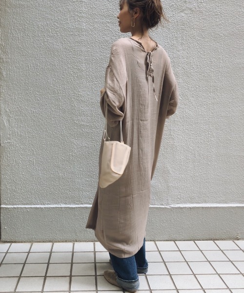 ulu（ウル）の「3way slavsheer back ribbon dress（ワンピース・レディース・ベージュ/ブラック・FREE）」の2枚目の写真