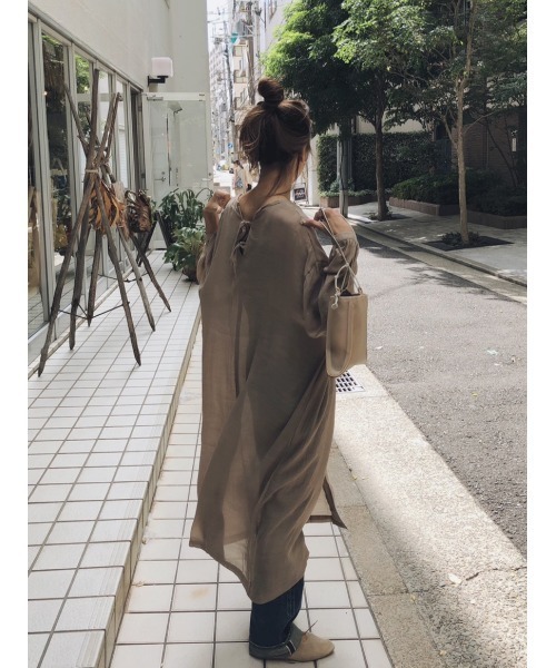 ulu（ウル）の「3way slavsheer back ribbon dress（ワンピース・レディース・ベージュ/ブラック・FREE）」の3枚目の写真