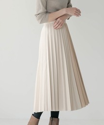 秋の白スカートコーデ【2020】大人の女性らしさが光るお手本コーデをご 