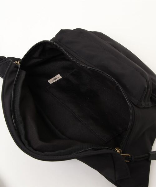 Samansa Mos2(サマンサ モスモス)の「フラップポケットボディバッグ(ボディバッグ/ウエストポーチ・レディース・ベージュ/ブラック・フリ-)」の4枚目の写真