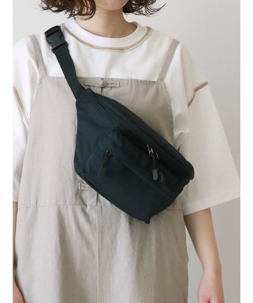 Samansa Mos2(サマンサ モスモス)の「フラップポケットボディバッグ(ボディバッグ/ウエストポーチ・レディース・ベージュ/ブラック・フリ-)」の2枚目の写真