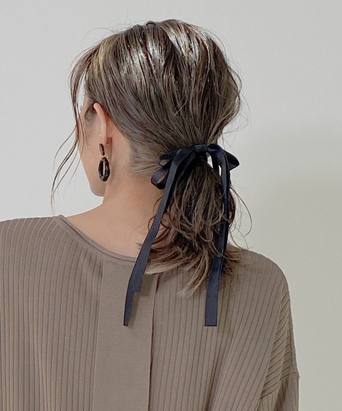 MIELI INVARIANT（ミエリインヴァリアント）の「Ribbon Tape Hair Rubber（ヘアゴム・レディース・ブラック/アイボリー・FREE）」の4枚目の写真