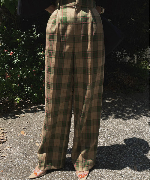 Ameri（アメリ）の「2TUCKS STRAIGHT PANTS（その他パンツ・レディース・レッド/ブルー/グリーン・SMALL/MEDIUM）」の13枚目の写真