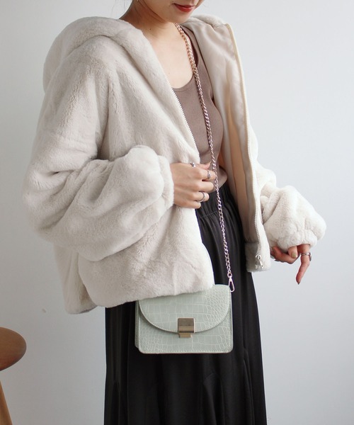 GeeRA(ジーラ)の「フェイクファーボリュームパーカー(その他アウター・レディース・アイボリー/モカ・MEDIUM)」の1枚目の写真