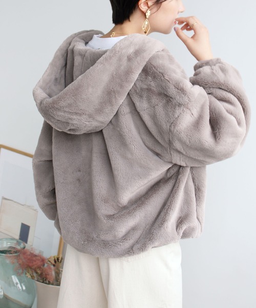 GeeRA(ジーラ)の「フェイクファーボリュームパーカー(その他アウター・レディース・アイボリー/モカ・MEDIUM)」の3枚目の写真