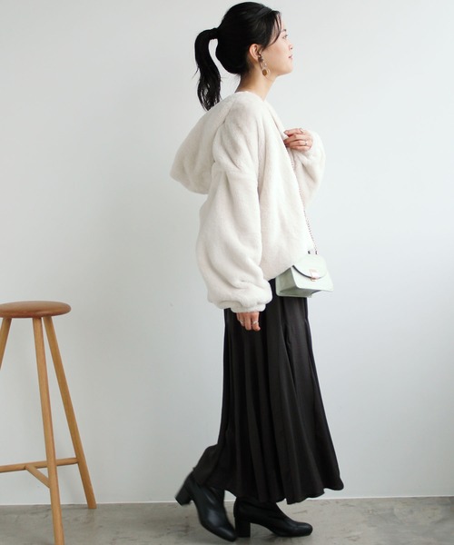 GeeRA(ジーラ)の「フェイクファーボリュームパーカー(その他アウター・レディース・アイボリー/モカ・MEDIUM)」の6枚目の写真