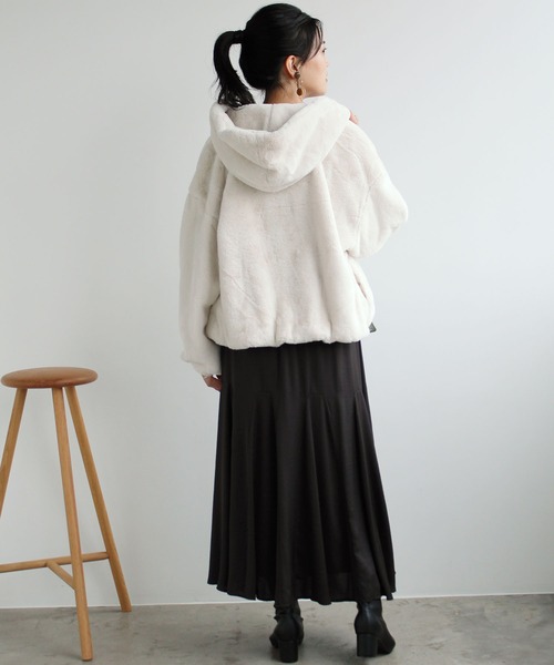 GeeRA(ジーラ)の「フェイクファーボリュームパーカー(その他アウター・レディース・アイボリー/モカ・MEDIUM)」の13枚目の写真