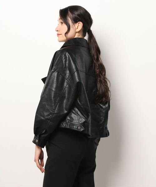 aimoha（アイモハ）の「フェイクレザーショット丈ライダースジャケット（ライダースジャケット・レディース・ブラック/ベージュ・MEDIUM）」の6枚目の写真