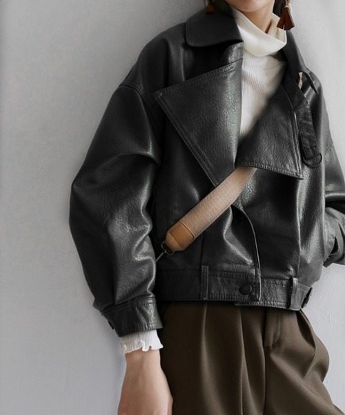 aimoha（アイモハ）の「フェイクレザーショット丈ライダースジャケット（ライダースジャケット・レディース・ブラック/ベージュ・MEDIUM）」の11枚目の写真