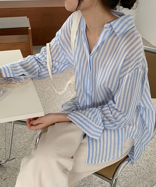 DAY CLOSET(デイ クローゼット)の「レディース スリット入りストライプ柄センターボックスシャツ(シャツ/ブラウス・レディース・イエロー/ブルー・ONE SIZE)」の2枚目の写真