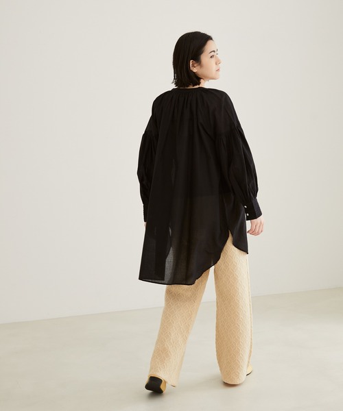 SALON adam et rope'(サロン アダム エ ロペ)の「ボリューム袖バンドカラーギャザーチュニック(シャツ/ブラウス・レディース・ブラック/ホワイト/ベージュ/オレンジ・FREE)」の15枚目の写真