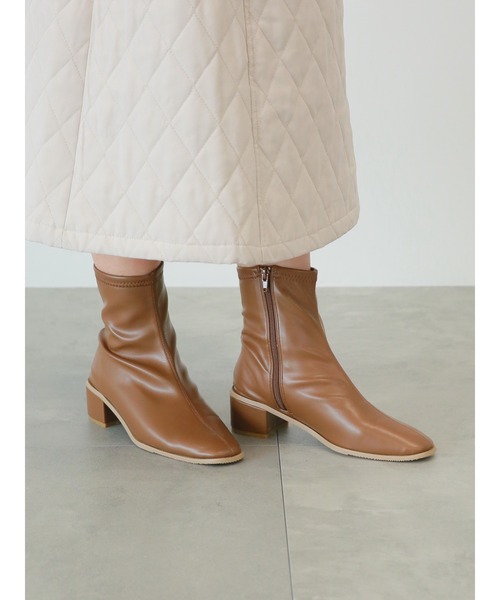 Te chichi TERRASSE(テチチテラス)の「チャンキーヒールスクエアショートブーツ(ブーツ・レディース・ブラック/ブラウン/オフホワイト・MEDIUM/LARGE)」の3枚目の写真