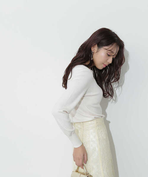 NATURAL BEAUTY BASIC（ナチュラルビューティーベーシック）の「＜総針ベーシックニット＞ボートネック（ニット/セーター・レディース・ブルー/グレイッシュベージュ/イエロー/オフホワイト・FREE）」の6枚目の写真